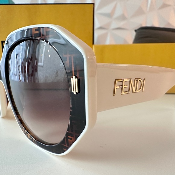 ❌SOLD❌ Auth Fendi white frame Fendi logo sunglasses - Picture 4 of 8